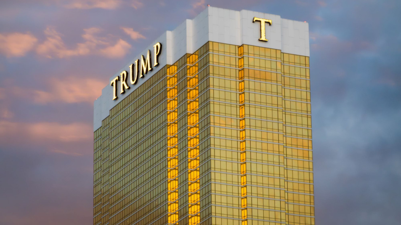 Τραμπ: Θέλει να μπει το όνομά του για να αποδεσμεύσει χρήματα σε νέα έργα