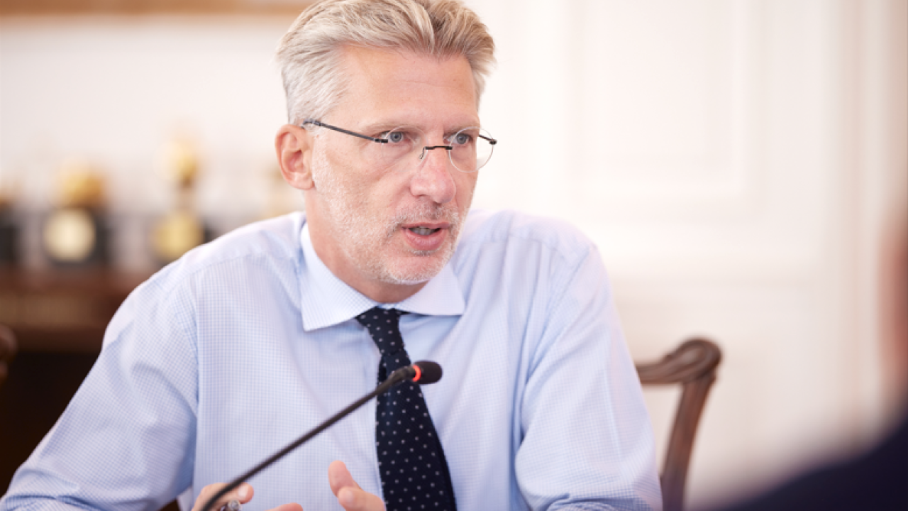 Σκέρτσος υπέρ Στουρνάρα: Κατάποση καμήλου και διύλιση κώνωπα