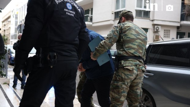 Η ώρα της απολογίας για τον σμήναρχο - Έφτασε στο Αεροδικείο