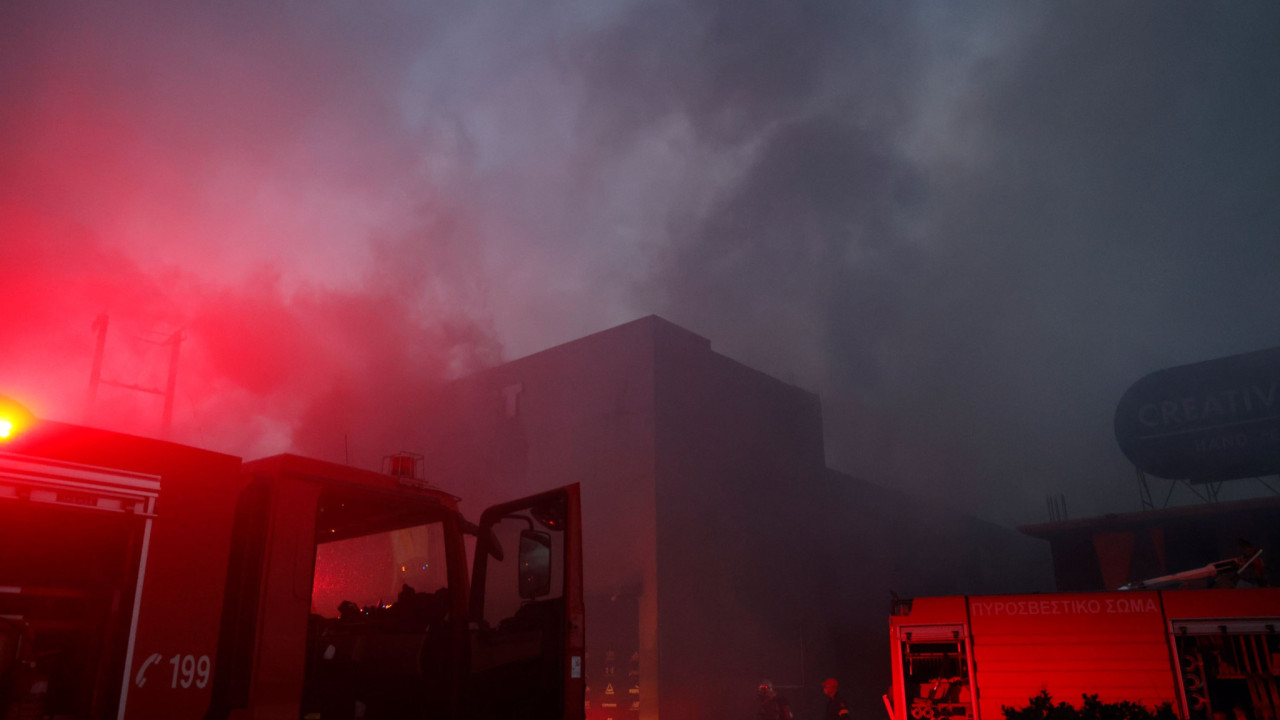 Υπό μερικό έλεγχο η πυρκαγιά σε χώρο επιχείρησης με αθλητικά είδη στα Σπάτα
