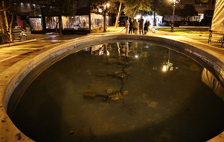 Κοριτσάκι δύο ετών ανασύρθηκε χωρίς τις αισθήσεις του από συντριβάνι στην Καλλιθέα