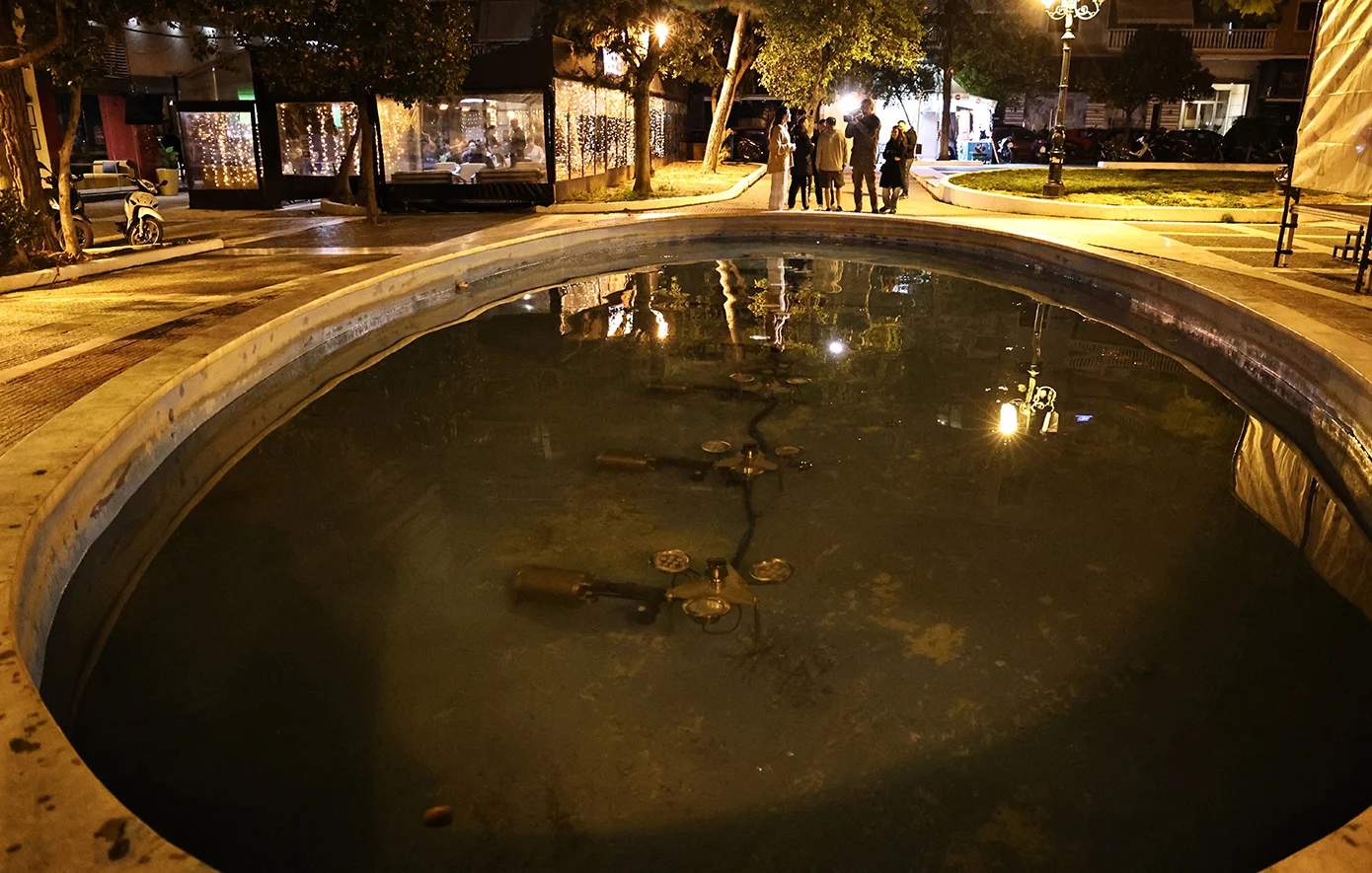 Στον εισαγγελέα οι γονείς της μικρής, που έπεσε σε σιντριβάνι στην Καλλιθέα – Οι γιατροί επί 40 λεπτά έδωσαν μάχη να την κρατήσουν στη ζωή