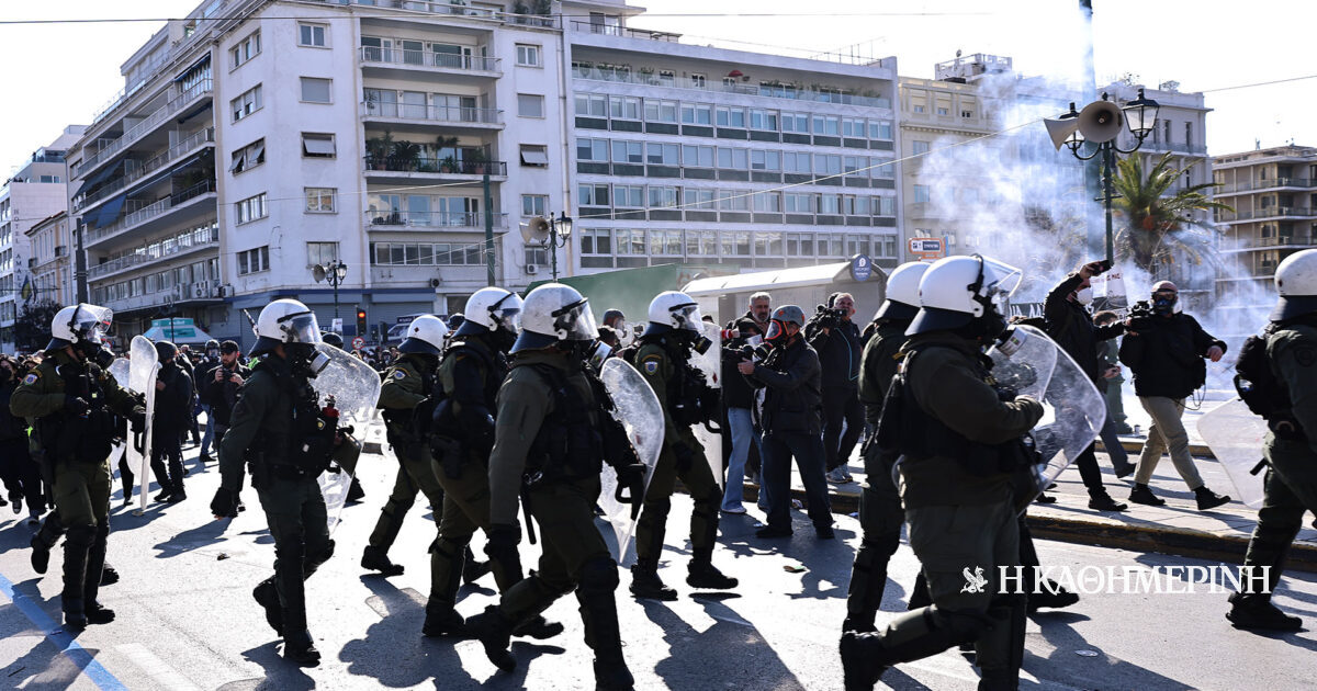 Συγκέντρωση για τα Τέμπη: Επεισόδια στο Σύνταγμα μετά την ολοκλήρωση