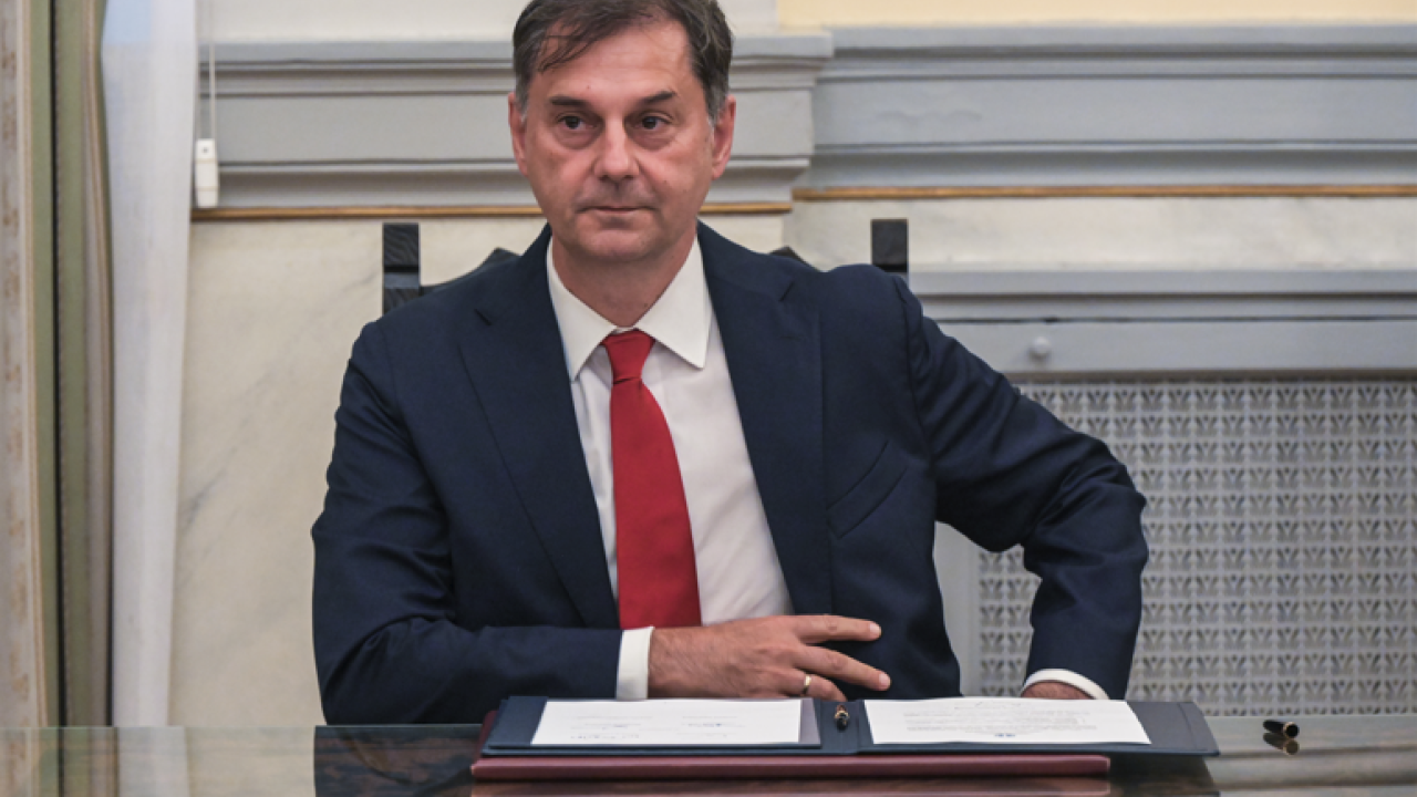 Χάρης Θεοχάρης: «Ο Τσίπρας έψαχνε εταιρείες για να τυπώσουν δραχμές»