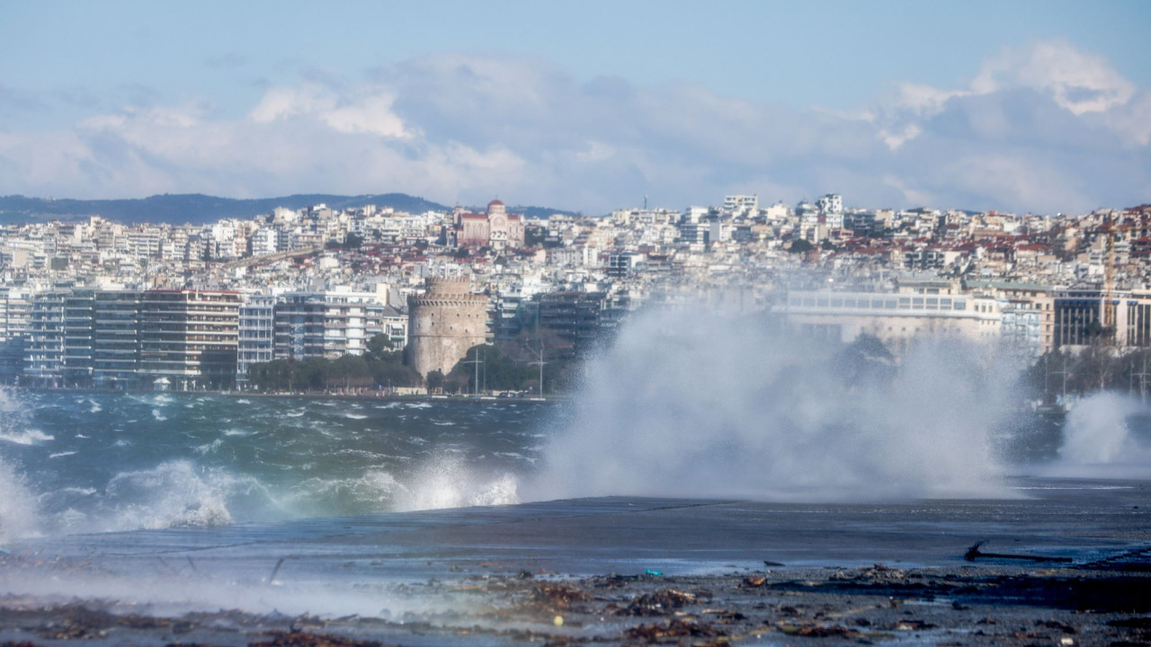 Προβλήματα και διακοπές κυκλοφορίας στην Κεντρική Μακεδονία από τους θυελλώδεις ανέμους 