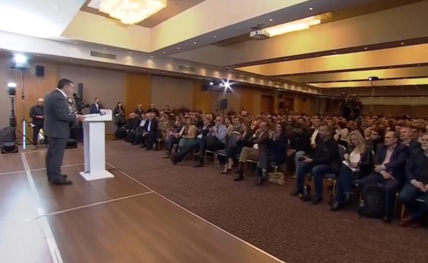 Τσίπρας: «Ξέρω από που προέρχομαι, ξέρω που θέλω να πάμε - Ανάμεσα στη ζωή και την επιβίωση επιλέγω τη ζωή