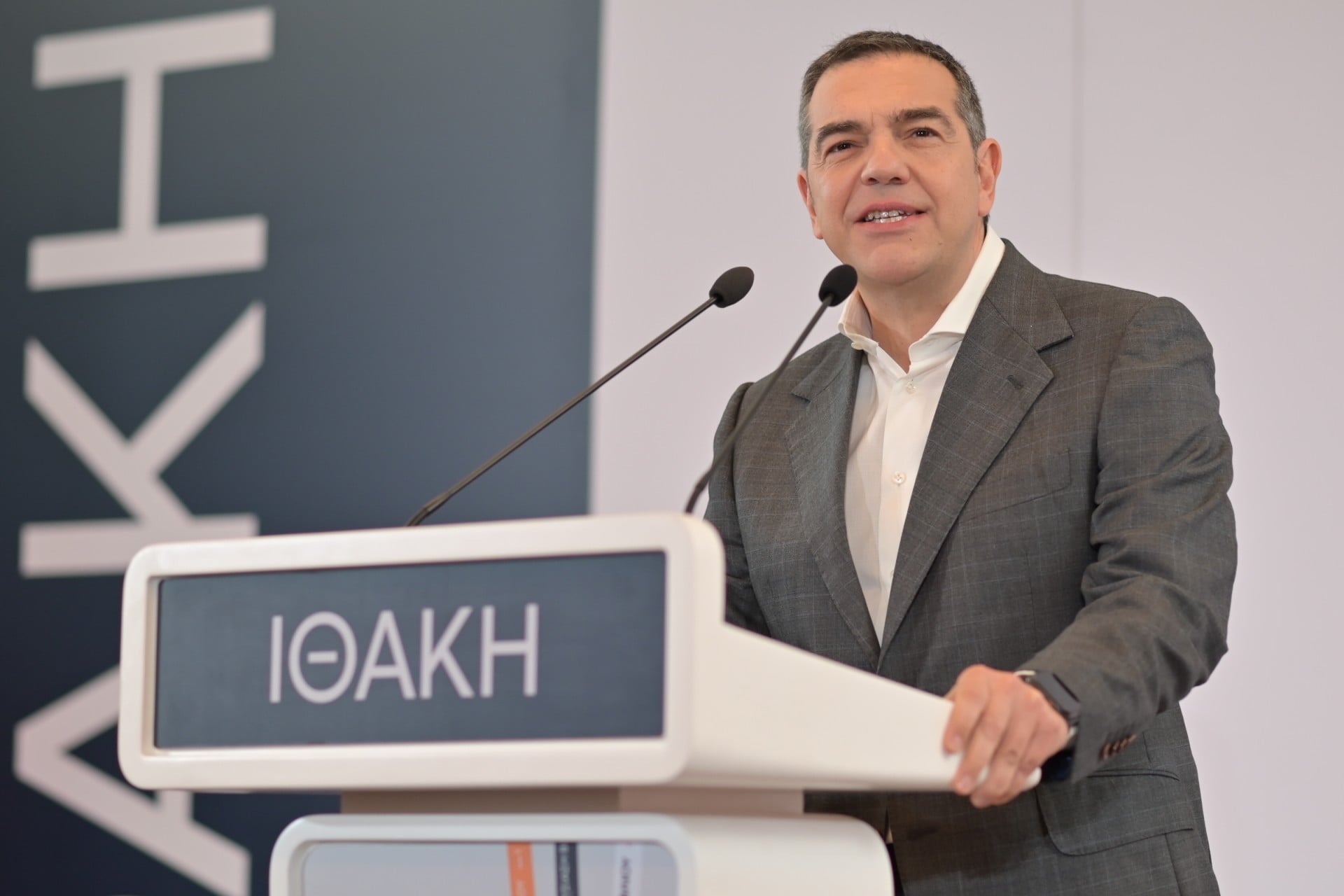 Live: Ο Αλέξης Τσίπρας παρουσιάζει την «Ιθάκη» στη Λάρισα