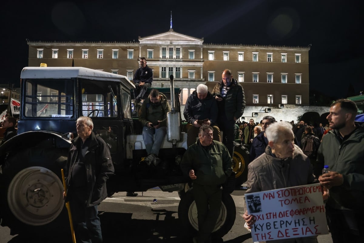 Ολονυκτία στο Σύνταγμα για τους αγρότες