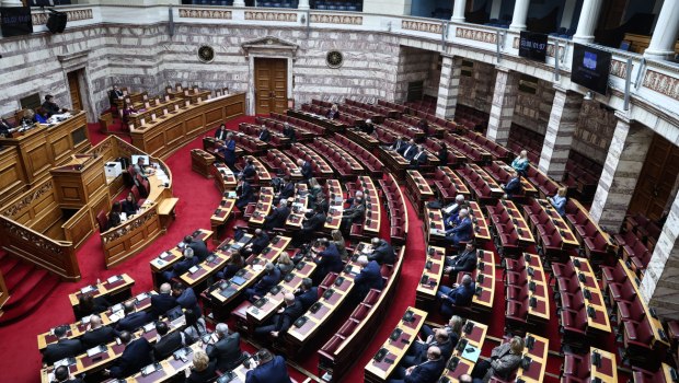 Βουλή: Αλλαγές λίγο πριν την ψήφιση στο νομοσχέδιο για τη ψήφο των αποδήμων - Την ανάγκη φιλοτιμία κάνει η κυβέρνηση