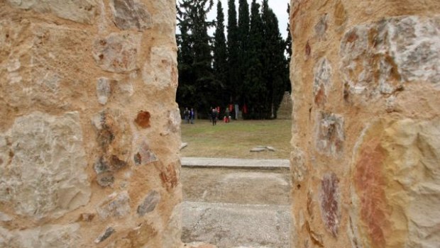 ΚΚΕ: Ερώτηση τριών βουλευτών για τη συντήρηση και ανάδειξη του «Θυσιαστηρίου της Λευτεριάς» στην Καισαριανή