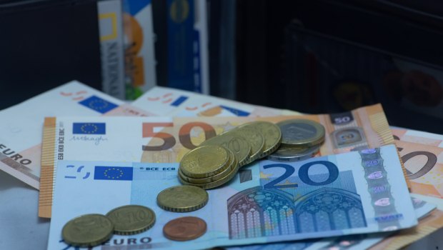 Αντιπολιτευτικά πυρά για την ακρίβεια και την «ανεπαρκή» αύξηση του κατώτατου μισθού