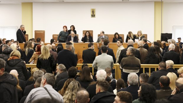 Κόντρα σε συγγενείς και επιζήσαντες ο Φλωρίδης υπερασπίζεται την αίθουσα της δίκης των Τεμπών