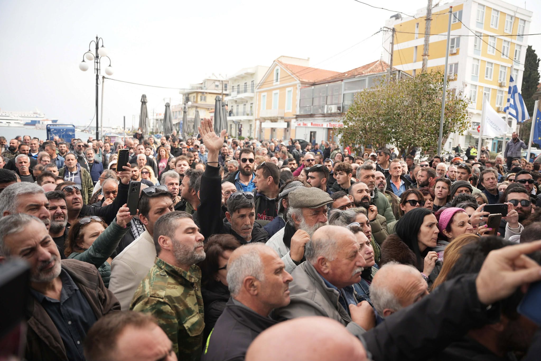 Μυτιλήνη: «Φυγάδευσαν» τον Κέλλα - Σε δίωρη «πολιορκία» από οργισμένους κτηνοτρόφους