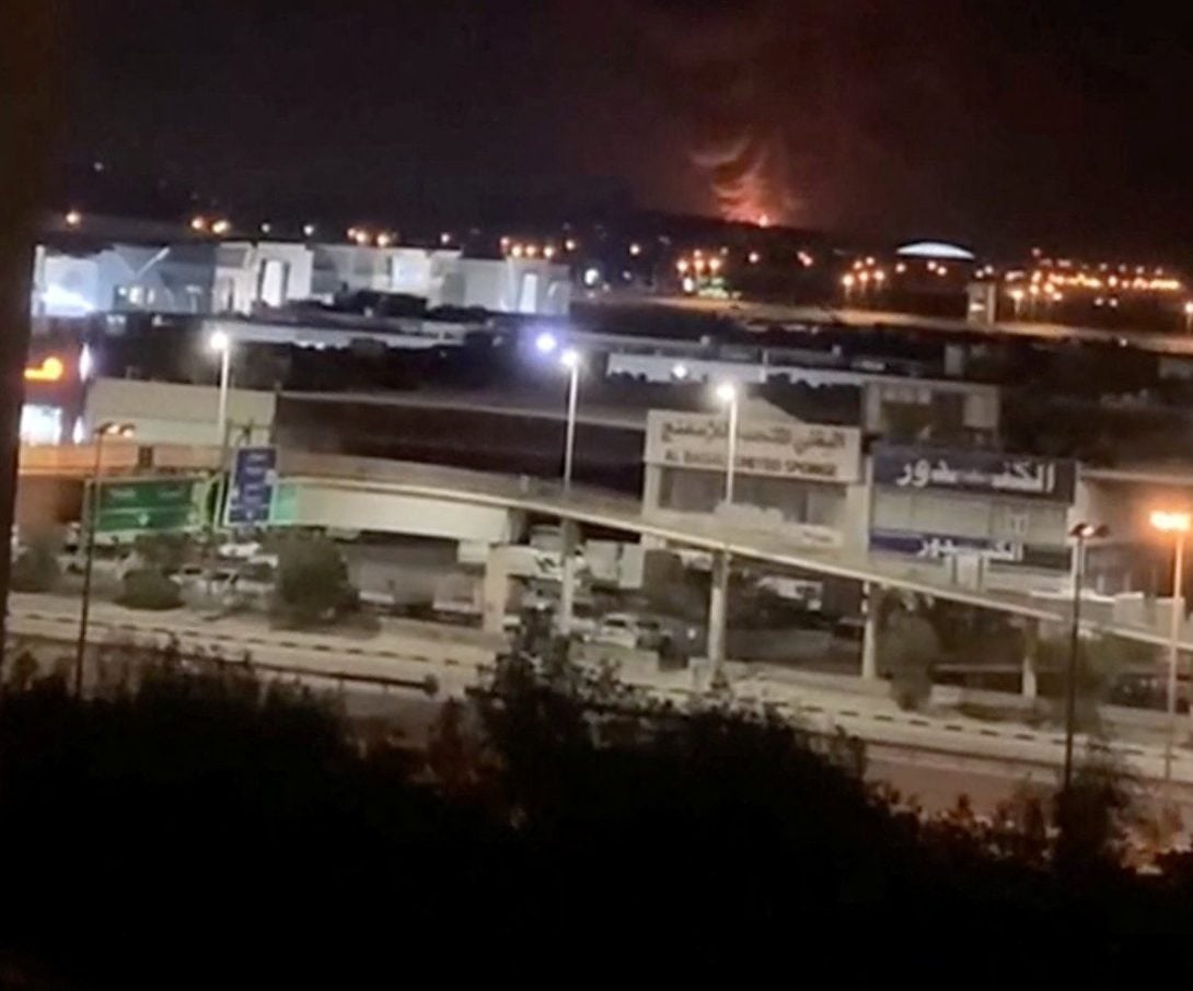 Στις φλόγες δεξαμενές καυσίμων του Διεθνούς αεροδρομίου του Κουβέιτ, μετά από επίθεση drone