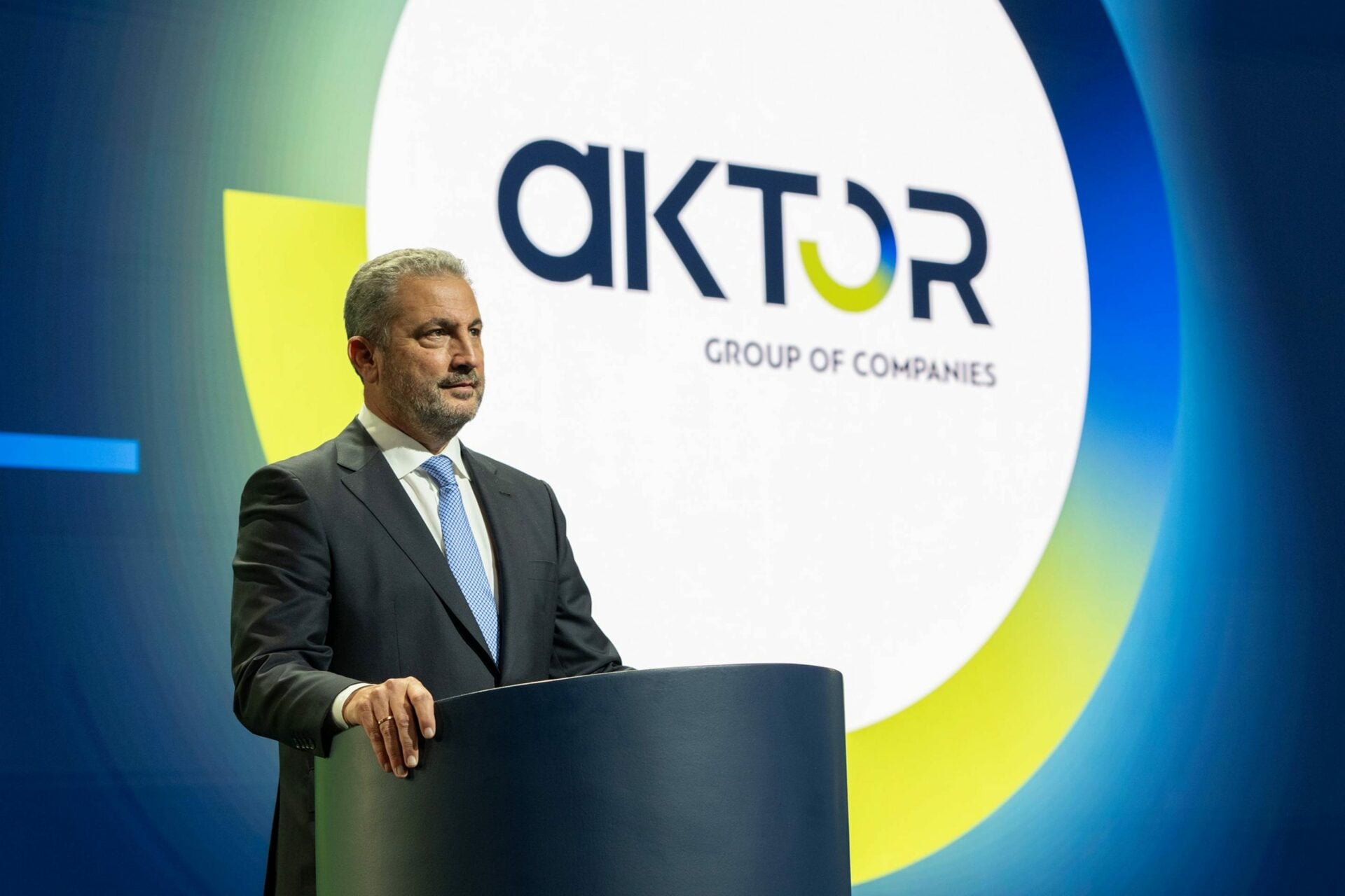 Ο άνθρωπος που «σκουπίζει» τα deals