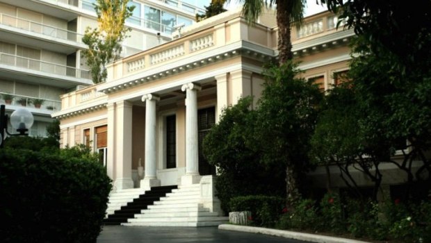 Το Μαξίμου σφυρίζει αδιάφορα για τις υποκλοπές, ο φόβος νέων αποκαλύψεων κάνει πολλούς να λένε προσευχές