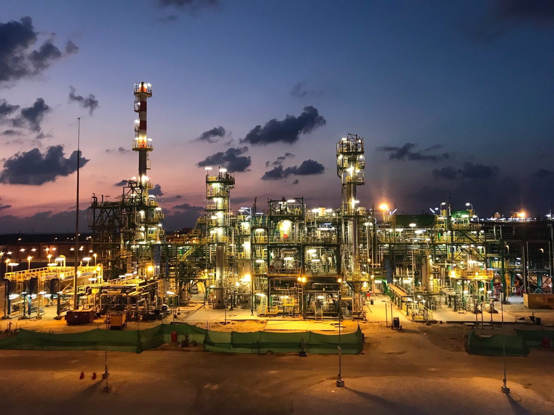 Στο «χείλος του γκρεμού» η αγορά LNG