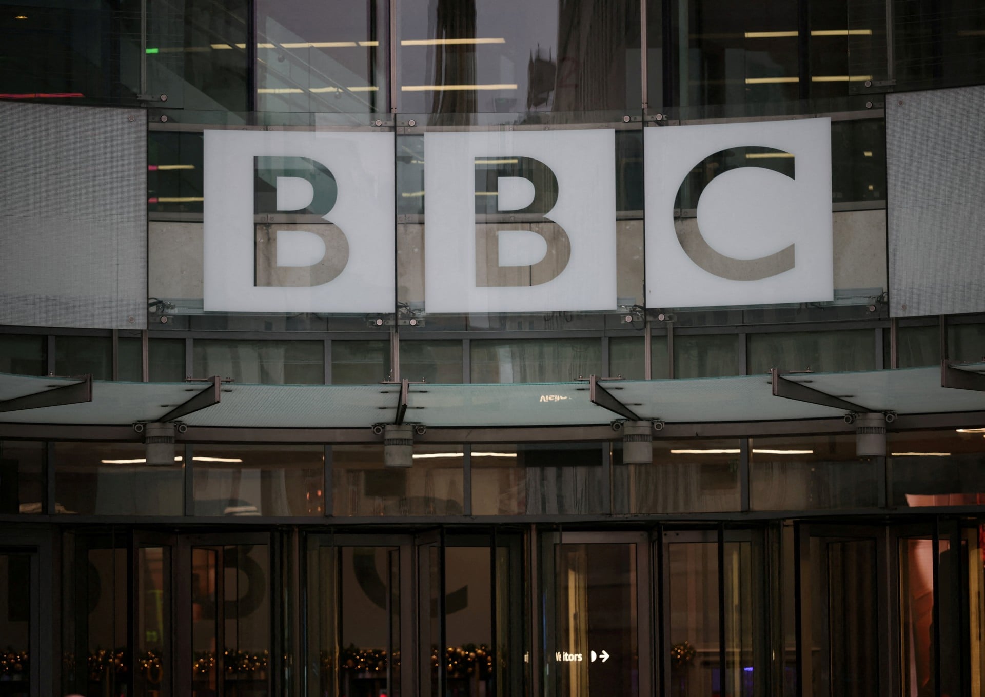 Το BBC ζητά να απορριφθεί η αγωγή του Τραμπ γιατί η επανεκλογή του στην προεδρία αποδεικνύει ότι δεν τον δυσφήμισε