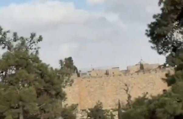 Βίντεο καταγράφει τη στιγμή που θραύσμα ιρανικού πυραύλου χτύπησε την Παλιά Πόλη της Ιερουσαλήμ