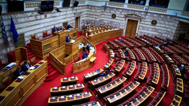 Πυρ ομαδόν από αντιπολίτευση για ακρίβεια και υποκλοπές