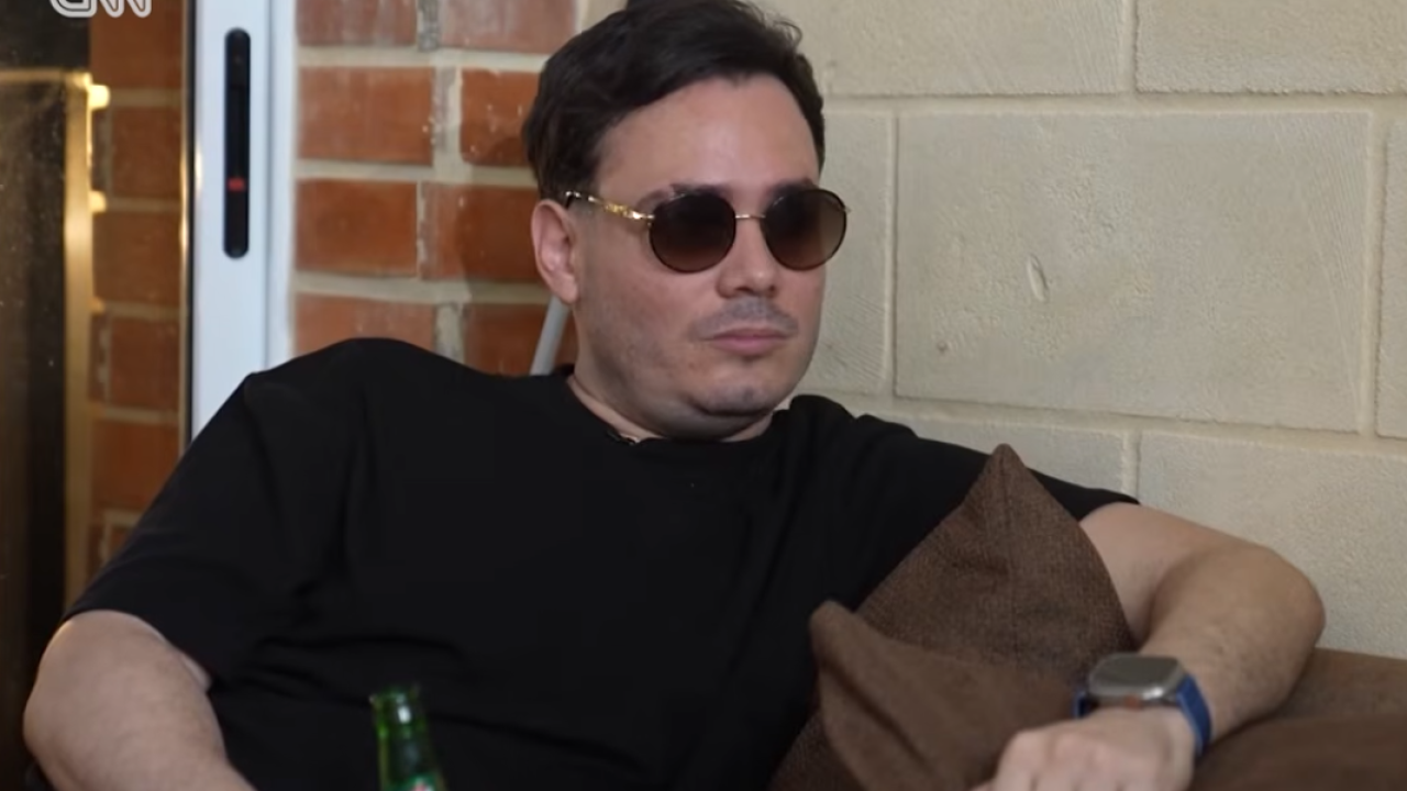 Η πλούσια ζωή του προκλητικού influencer εγγονού του Φιντέλ Κάστρο