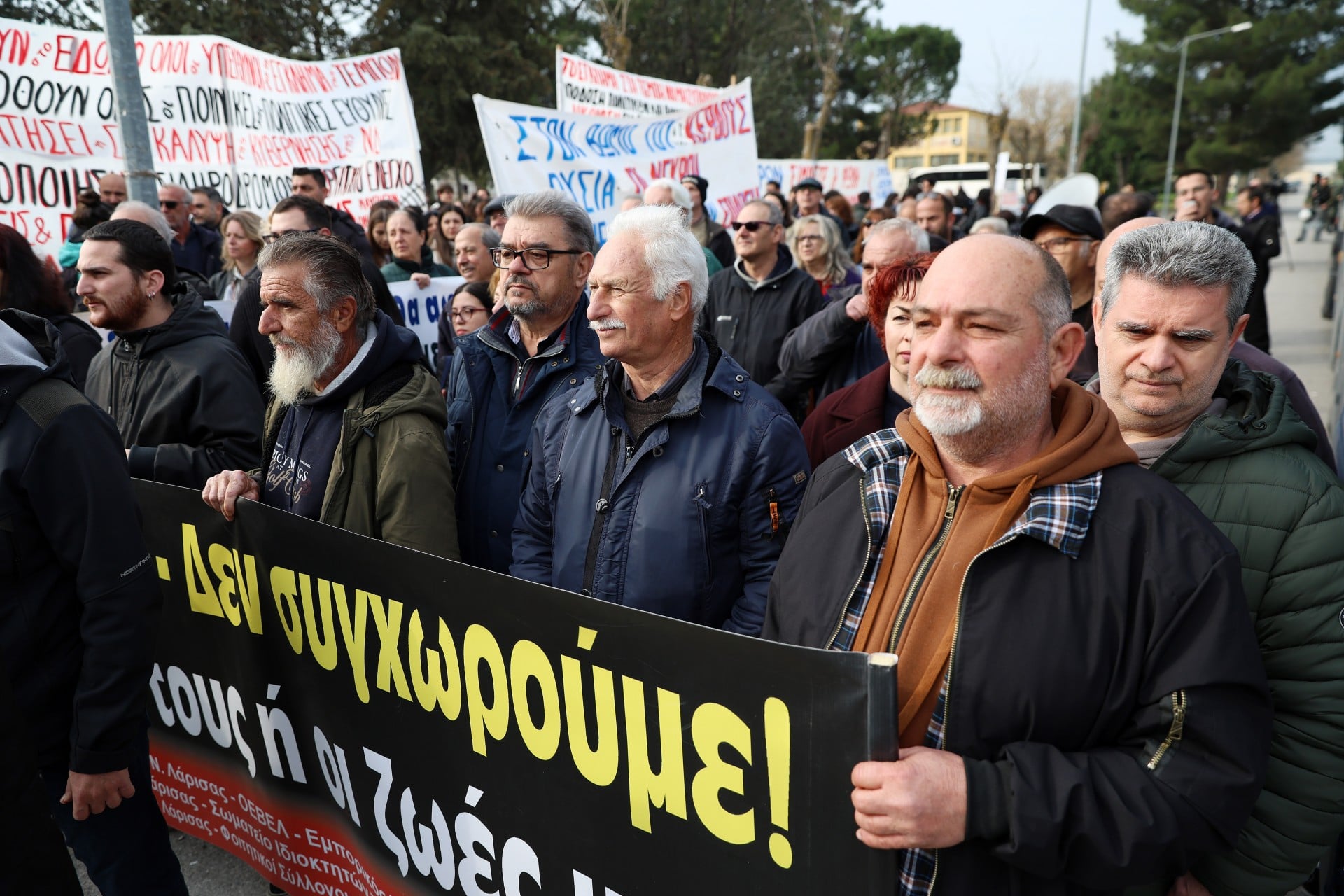 Συγκέντρωση διαμαρτυρίας έξω από τον χώρο διεξαγωγής της δίκης των Τεμπών