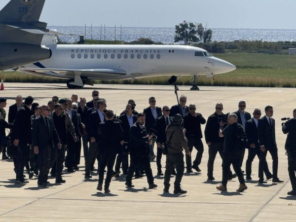 Στην Κύπρο ο Μητσοτάκης: Ξεκινά η συνάντηση με Μακρόν και Χριστοδουλίδη