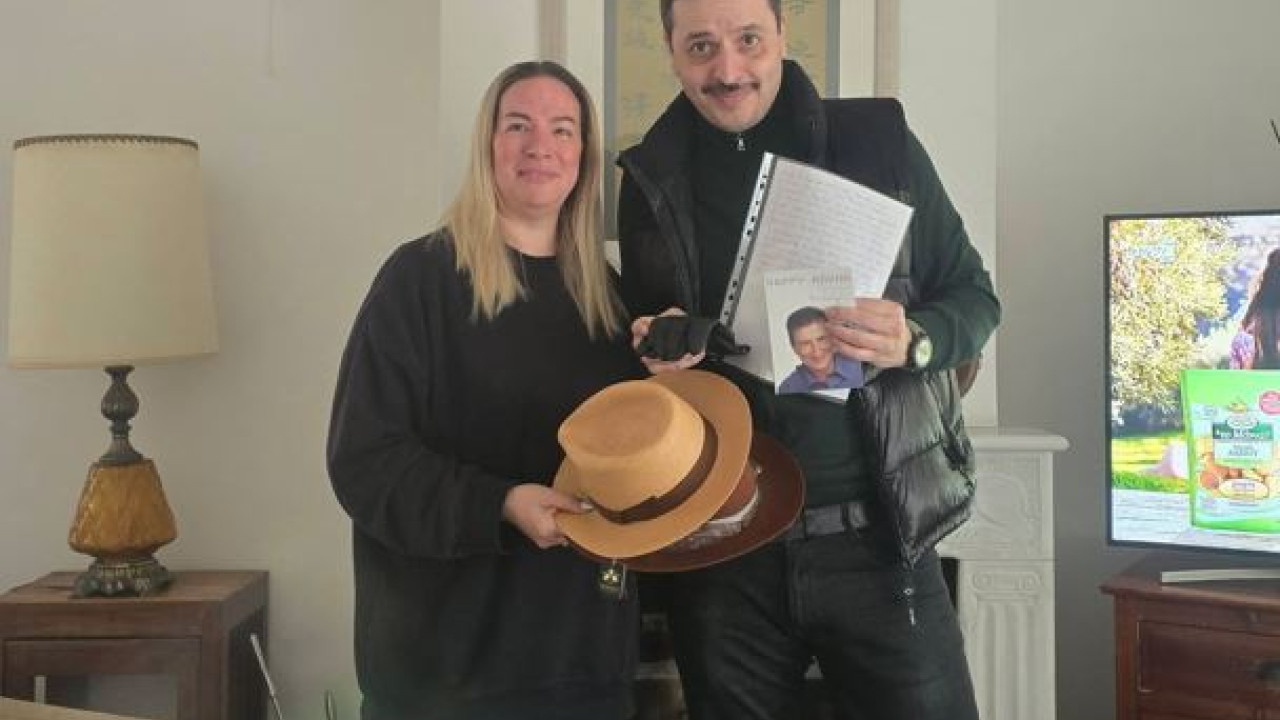 Συγκινημένος ο Αλέξανδρος Τσουβέλας, έλαβε δώρο προσωπικά αντικείμενα του Χάρυ Κλυνν