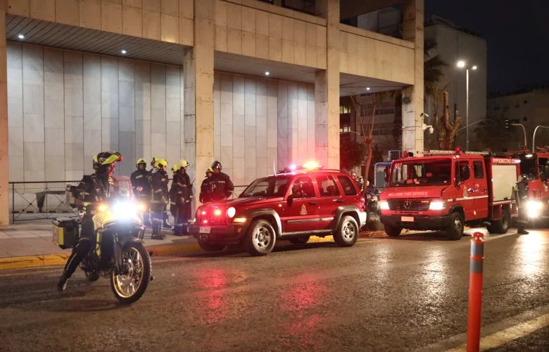 Ελεγχόμενη έκρηξη στις χειροβομβίδες του αλλοδαπού που απειλούσε έξω από τη ΓΑΔΑ – Ποιος είναι ο δράστης