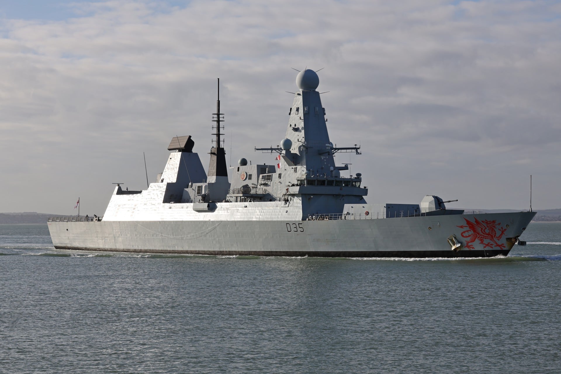 Το HMS Dragon φορτώνεται με πυρομαχικά στο Πόρτσμουθ, αλλά δεν θα πάει στην Κύπρο πριν από την άλλη εβδομάδα