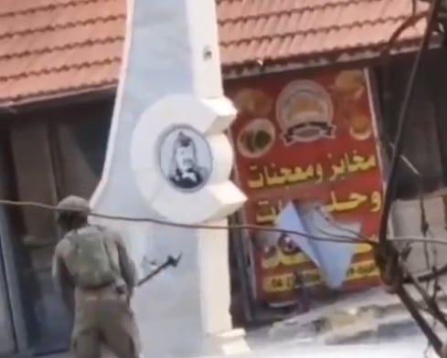 Στρατιώτης των IDF τιμωρήθηκε με πειθαρχικά μέτρα για βανδαλισμό στο μνημείο του Γιάσερ Αραφάτ στη Δυτική Όχθη (Βίντεο)