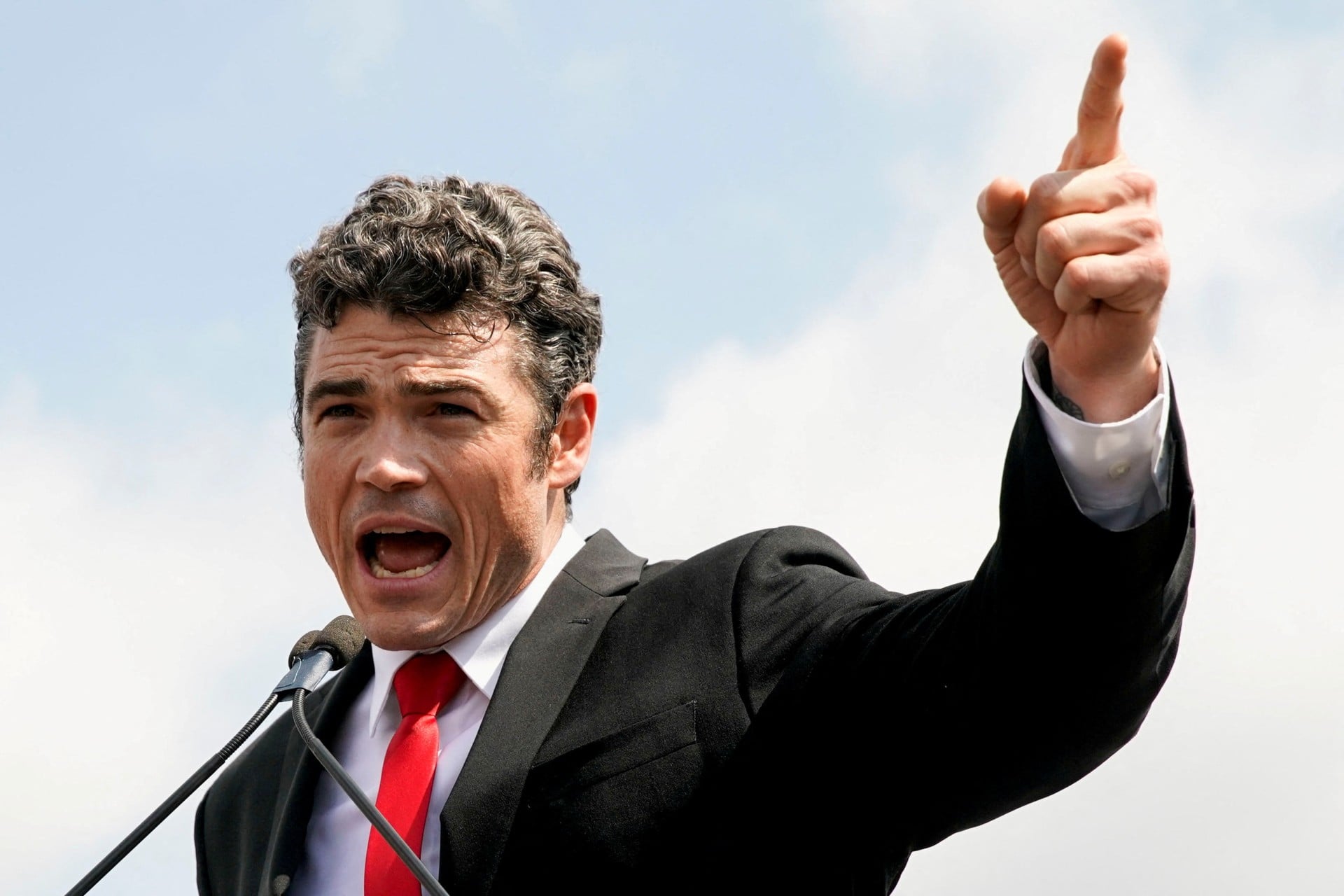 Ο «πρασινοσκούφης» που διχάζει τους MAGA οπαδούς