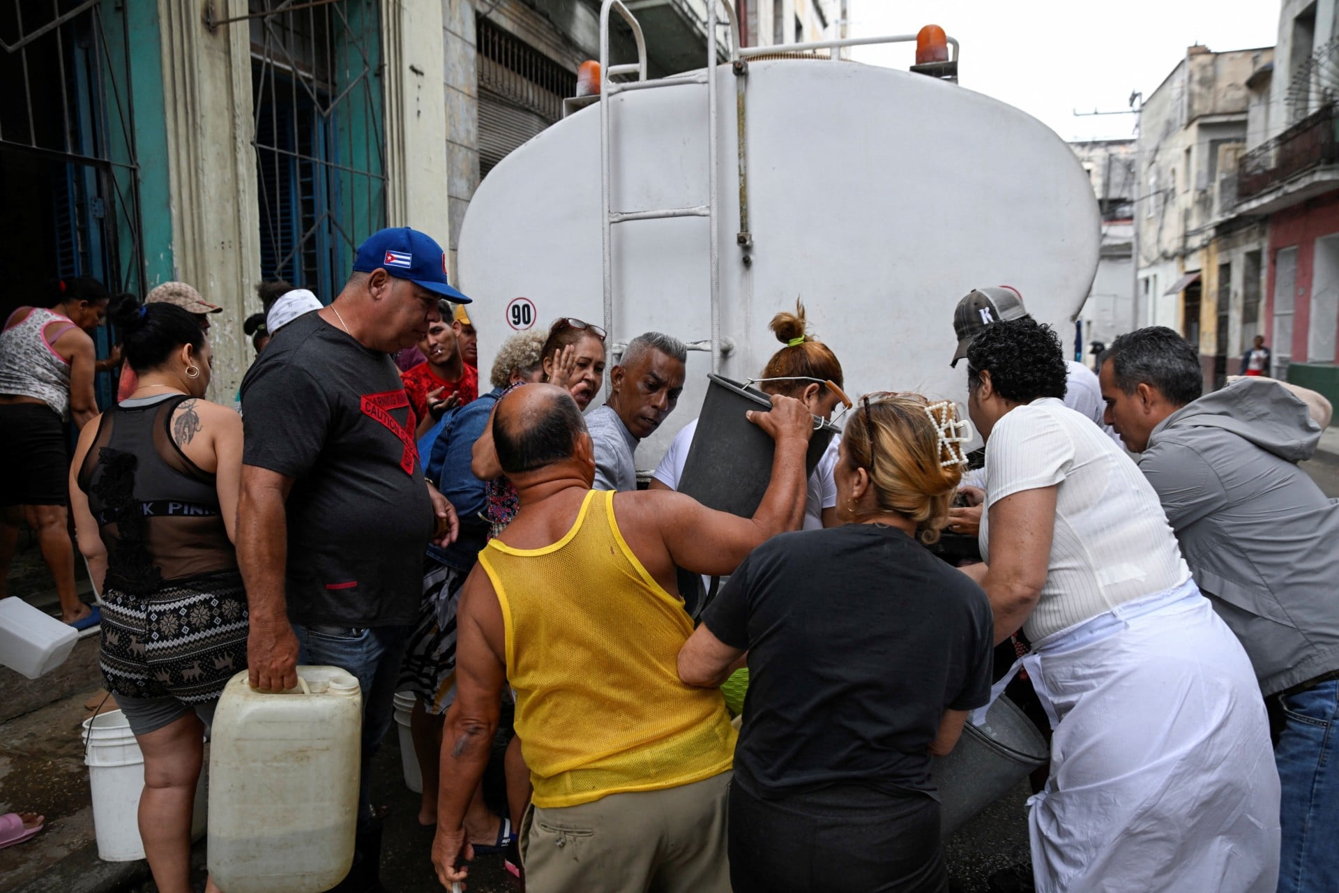Ουρές ακόμη και για νερό στην Αβάνα (Φωτό)