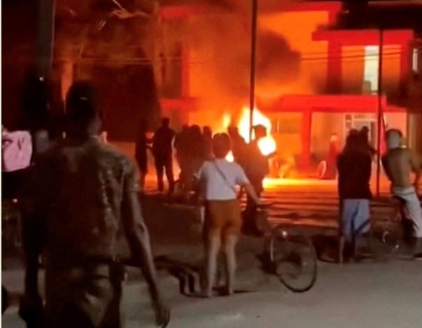 Διαδηλωτές λεηλάτησαν γραφεία του κομμουνιστικού κόμματος (βίντεο)