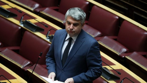 Παραιτείται από βουλευτής και παραδίδει την έδρα του στο ΠΑΣΟΚ ο Κωνσταντινόπουλος μετά τη διαγραφή του από την ΚΟ