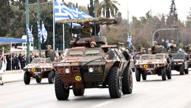 Φούσκωσε ο λαός από εθνική υπερηφάνεια στη δικαστική αίθουσα των Τεμπών, στο σκάνδαλο των υποκλοπών, τι να του πει η παρέλαση των εξοπλισμών