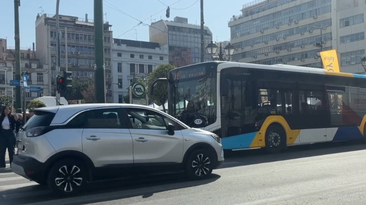 Παράσυρση πεζού από λεωφορείο στον Πειραιά