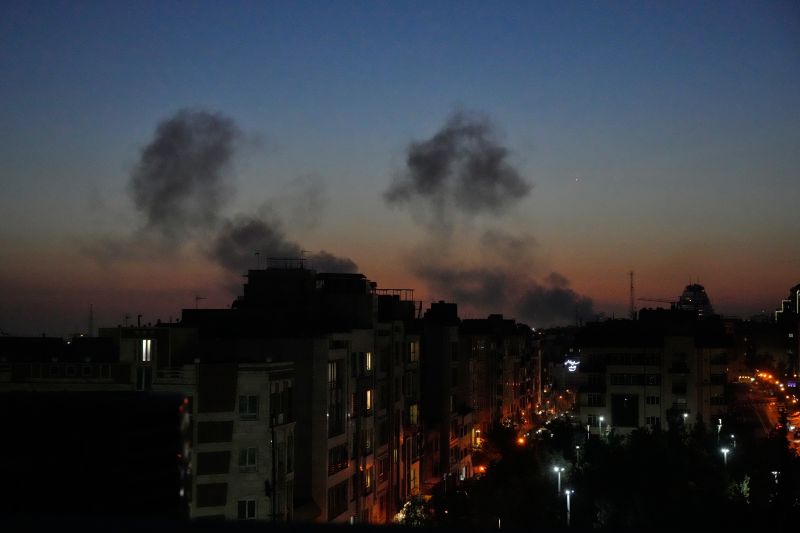 Το Ισραήλ βομβαρδίζει την Τεχεράνη και οι Φρουροί της Επανάστασης «περιμένουν» τις αμερικανικές δυνάμεις στο Στενό του Ορμούζ