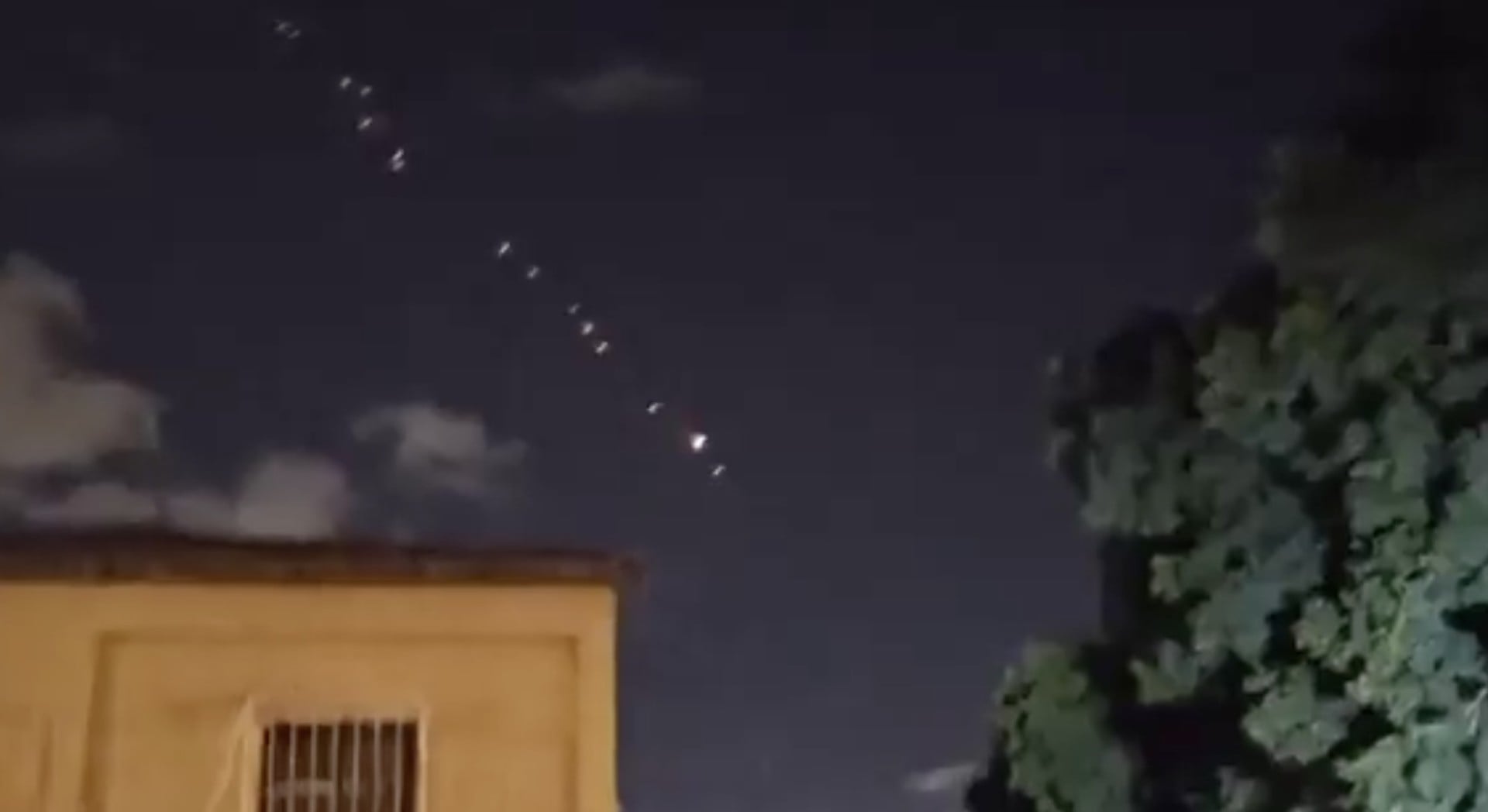 Πυρομαχικά διασποράς από ιρανικό πύραυλο πέφτουν στο Τελ Αβίβ (βίντεο)