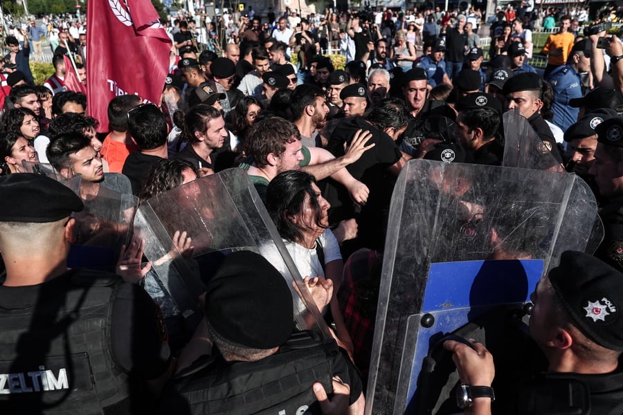 Ο αστυνομικός που στις διαδηλώσεις στο Γκεζί έριξε χημικά στη «γυναίκα με τα κόκκινα» καταδικάστηκε να φυτεύσει 300 δέντρα