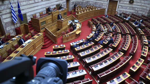 Βουλή: «Τεχνητή ένταση» καταλογίζει στο ΠΑΣΟΚ η κυβέρνηση - «Ο πρωθυπουργός δεν ξεφύγει από τα ερωτήματα», απαντά ο Μάντζος