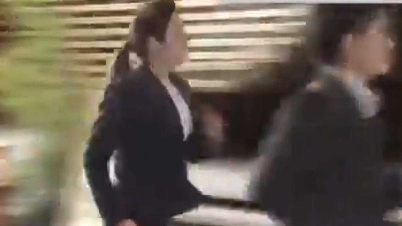 Ιαπωνία: Υπουργός άργησε 5 λεπτά, έτρεχε και ζήτησε δημόσια συγγνώμη από το λαό
