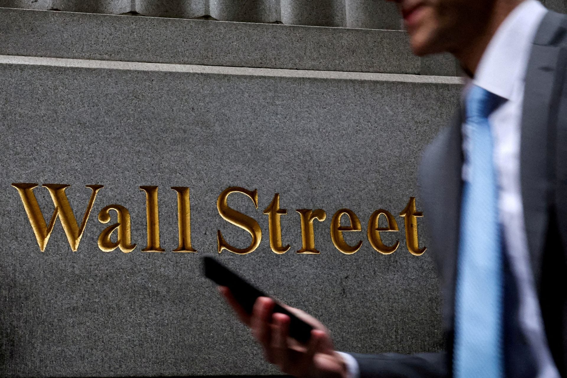 Βουτιά στη Wall Street εν μέσω κλιμάκωσης στη Μέση Ανατολή και «άλματος» στο πετρέλαιο