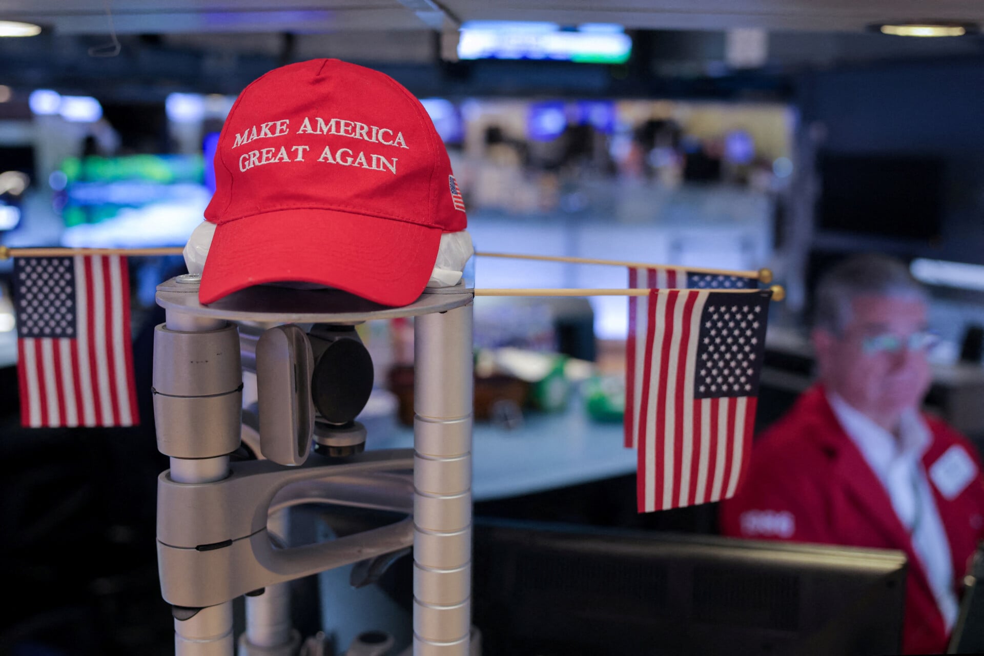 Απώλειες 289 μονάδων για τον Dow Jones καθώς εκτοξεύονται οι τιμές πετρελαίου