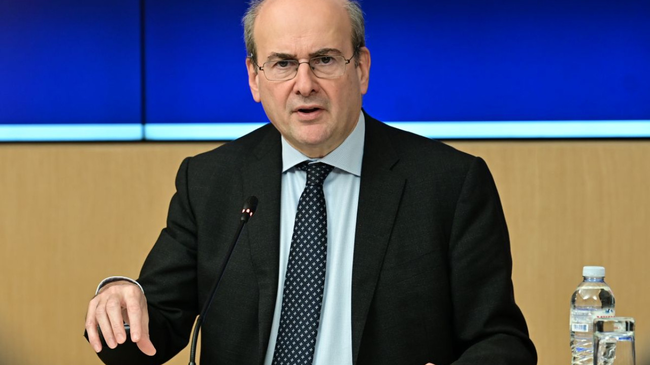 Χατζηδάκης: Οι μειώσεις στα καύσιμα θα περάσουν απευθείας στην τσέπη του καταναλωτή