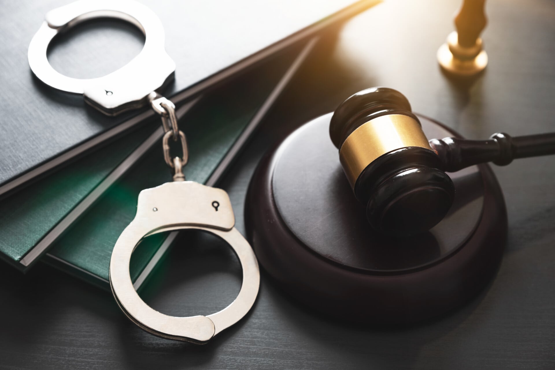 Χειροπέδες σε 82χρονο για παιδική πορνογραφία
