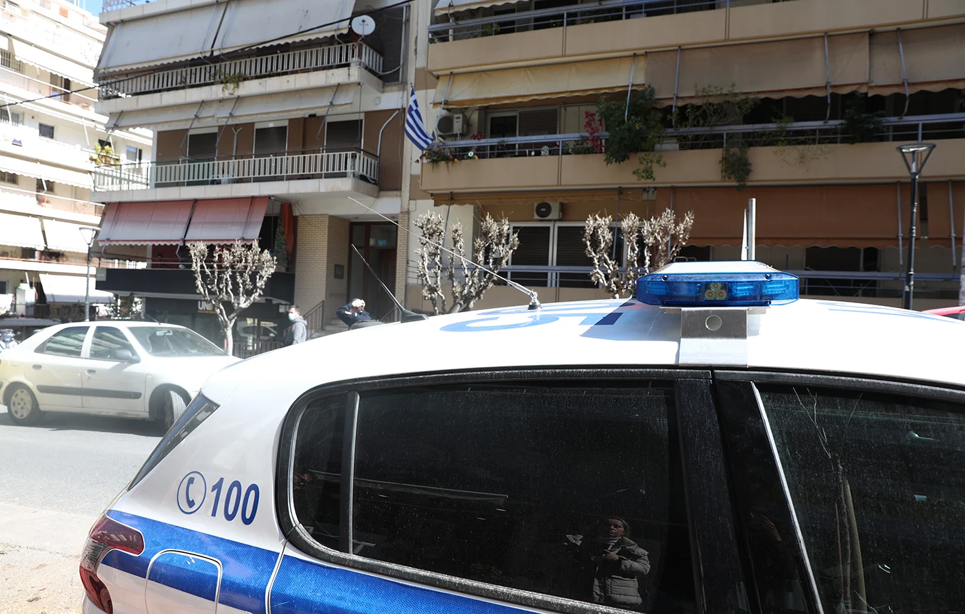 Συνελήφθη τελικά ο 54χρονος γιος για τη δολοφονία της μητέρας και της αδελφής του, στου Ζωγράφου – Τι ισχυρίζεται και τι παραξένεψε τους αστυνομικούς