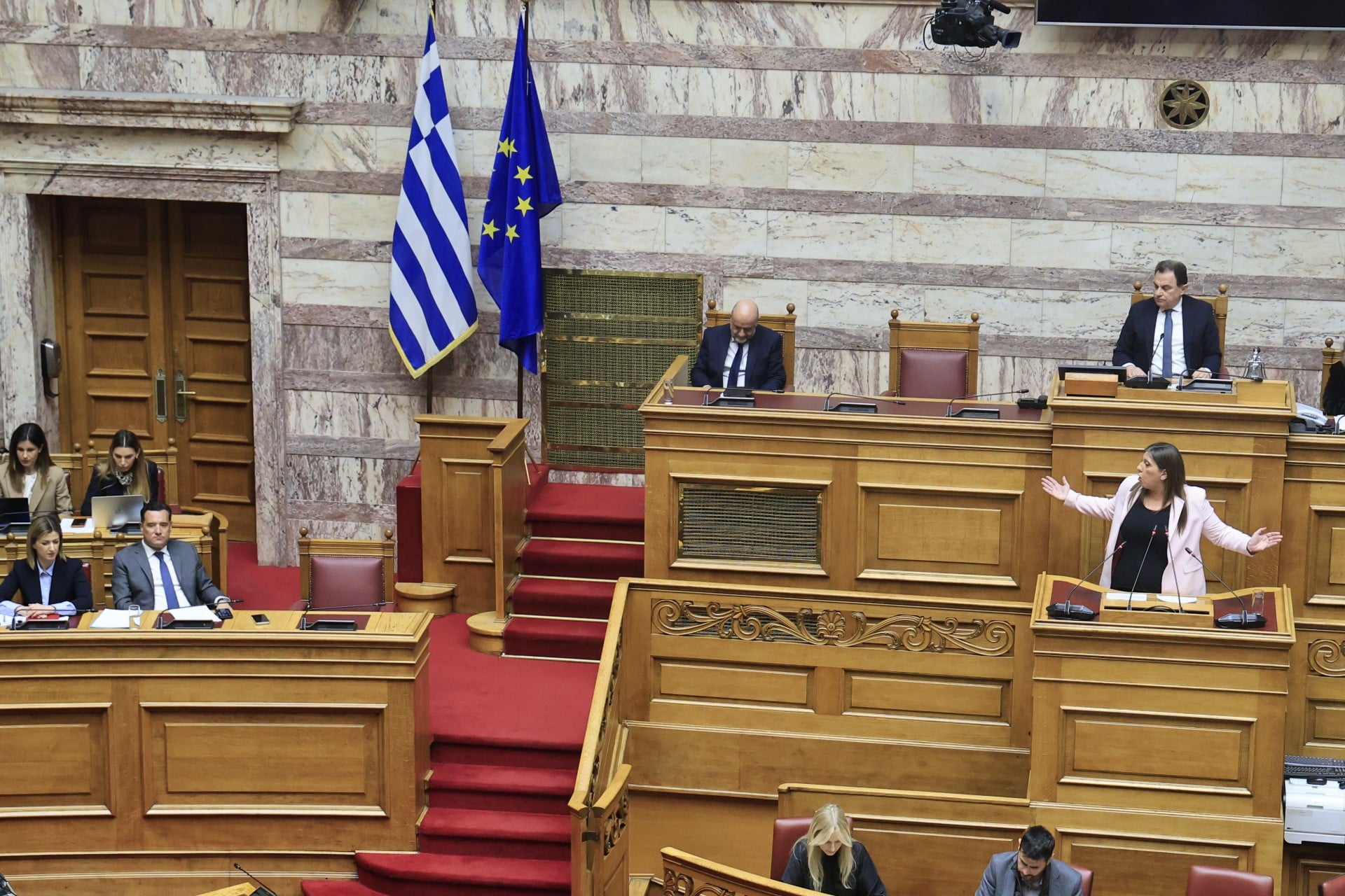 Βουλή: Θύελλα μεταξύ Γεωργιάδη - Κωνσταντοπούλου για τα κρακεράκια....