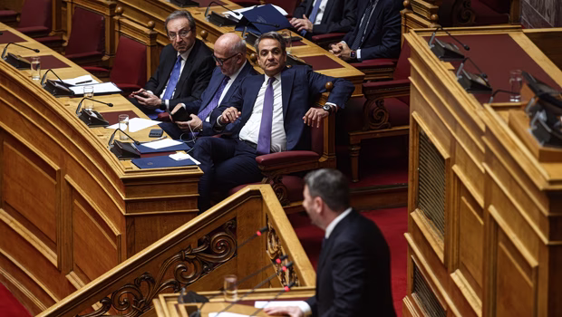 «Πυρ ομαδόν» κατά Μητσοτάκη από την αντιπολίτευση για το Κράτος Δικαίου - «Πρέπει να φύγει ο διαπλεκόμενος πρωθυπουργός»