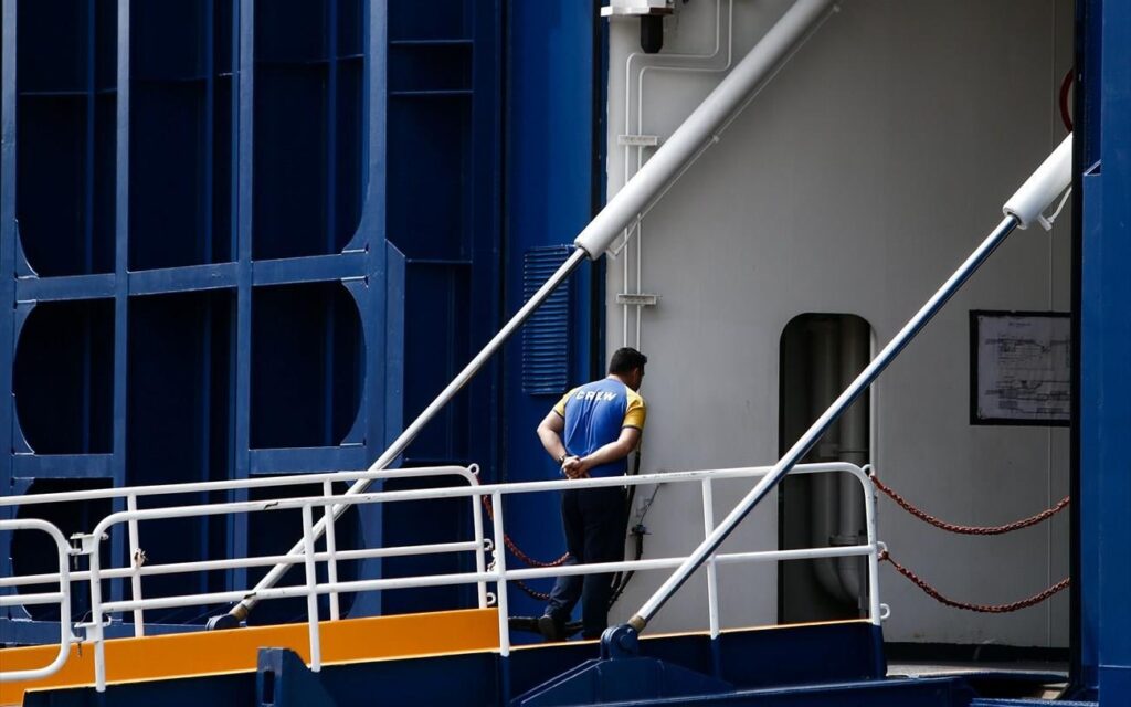 Πρωτομαγιά: Δεμένα τα πλοία στα λιμάνια – Απεργία προκήρυξε η ΠΝΟ